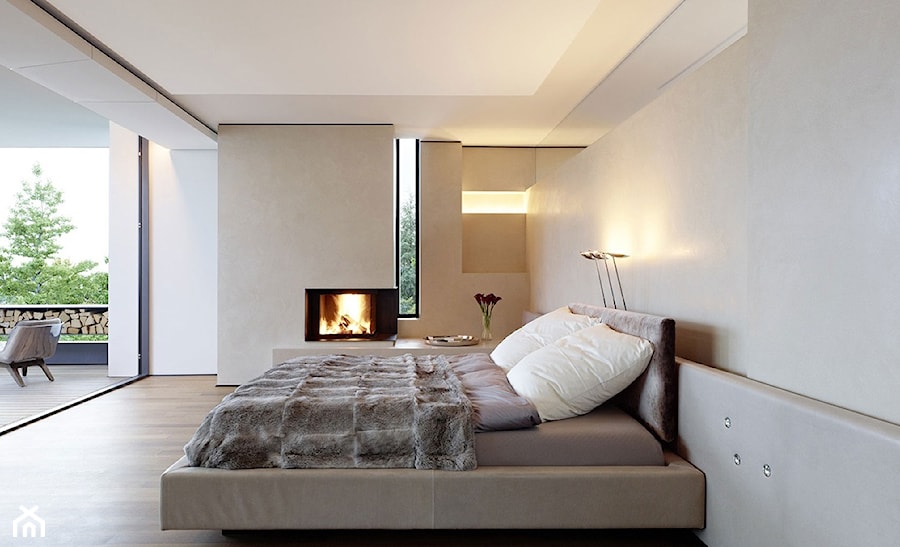 Duża beżowa biała sypialnia na antresoli z balkonem / tarasem, styl nowoczesny - zdjęcie od Homebook.pl