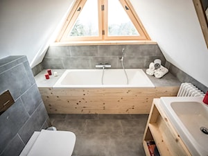 Smrekowa Chata (Tatra Dream Zakopane) - Mała na poddaszu z lustrem łazienka z oknem, styl skandynawski - zdjęcie od Homebook.pl