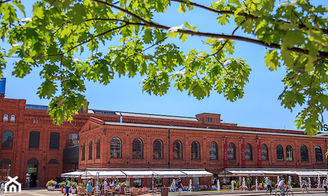 <h2 id="galeria-manufaktura-łódź">Galeria Manufaktura - Łódź</h2>
<p>Pod koniec XIX wieku w budynkach obecnej Manufaktury mieściło się prawdziwe włókiennicze imperium. Jego historia narodziła się w 1872 roku, kiedy to przy ulicy Ogrodowej w Łodzi wzniesiono największą tkalnię w kalisko-mazowieckim okręgu przemysłowym. Po II wojnie światowej w zespole budynków powstały zakłady nazwane imieniem Juliana Marchlewskiego, aby kolejno przeistoczyć się w fabrykę „Poltex”. W latach 90. fabryka zbankrutowała i została zamknięta. Podwoje kompleksu pofabrycznego ponownie otworzyły się dopiero w roku 2006. Tym razem jednak dawne zakłady włókiennicze powróciły do świadomości łodzian, jako fantastycznie zrewitalizowany obiekt postindustrialny, w którym powstała galeria Manufaktura.</p>
