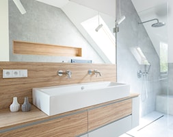 Kasia Orwat Design - Średnia na poddaszu z dwoma umywalkami łazienka z oknem, styl skandynawski - zdjęcie od Homebook.pl - Homebook