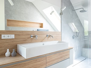 Kasia Orwat Design - Średnia na poddaszu z dwoma umywalkami łazienka z oknem, styl skandynawski - zdjęcie od Homebook.pl