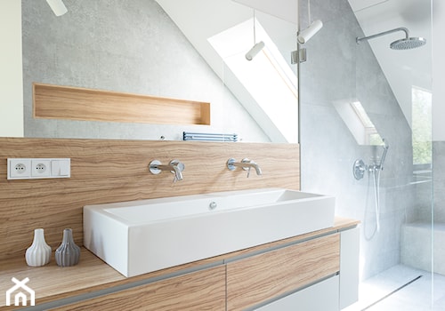 Kasia Orwat Design - Średnia na poddaszu z dwoma umywalkami łazienka z oknem, styl skandynawski - zdjęcie od Homebook.pl