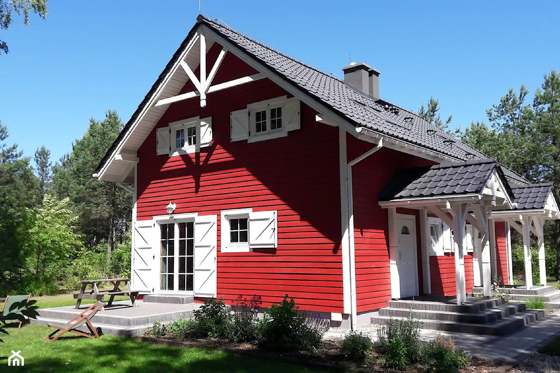 czerwony domek w stylu skandynawskim
