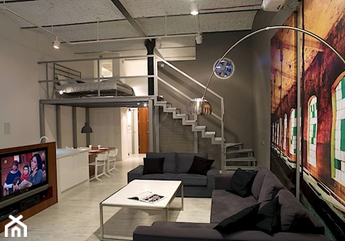 Duży szary salon z kuchnią z jadalnią z antresolą, styl industrialny - zdjęcie od Homebook.pl
