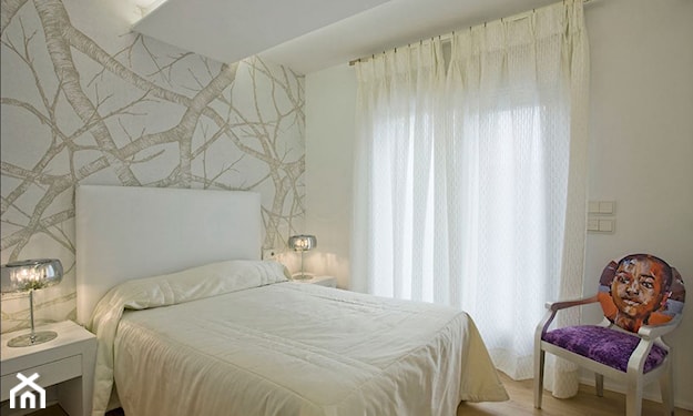 kremowa sypialnia, tapeta z motywem gałęzi