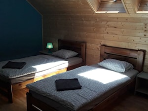 Skandynawski domek Jezioro i Las - Średnia czarna sypialnia na poddaszu, styl skandynawski - zdjęcie od Homebook.pl