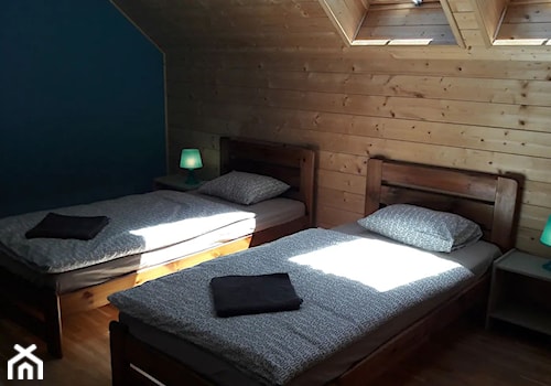Skandynawski domek Jezioro i Las - Średnia czarna sypialnia na poddaszu, styl skandynawski - zdjęcie od Homebook.pl
