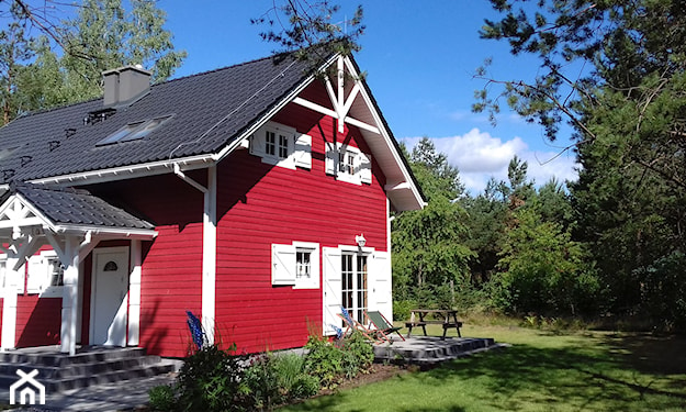 czerwony dom w stylu skandynawskim