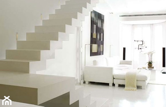 białe schody bez balustrady, biała sofa, nowoczesny salon