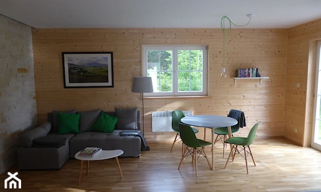 salon w stylu skandynawskim z zielonymi krzesłami