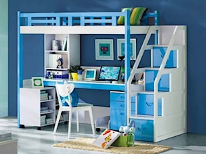 Średni z granatowa ścianą niebieski pokój dziecka dla dziecka dla chłopca, styl tradycyjny - zdjęcie od Homebook.pl