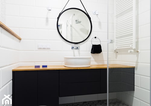 Kasia Orwat Design - Mała z lustrem łazienka z oknem, styl nowoczesny - zdjęcie od Homebook.pl
