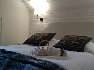 Jeleniówka – dom w Karkonoszach - Mała szara sypialnia na poddaszu, styl skandynawski - zdjęcie od Homebook.pl