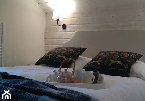 Jeleniówka – dom w Karkonoszach - Mała szara sypialnia na poddaszu, styl skandynawski - zdjęcie od Homebook.pl