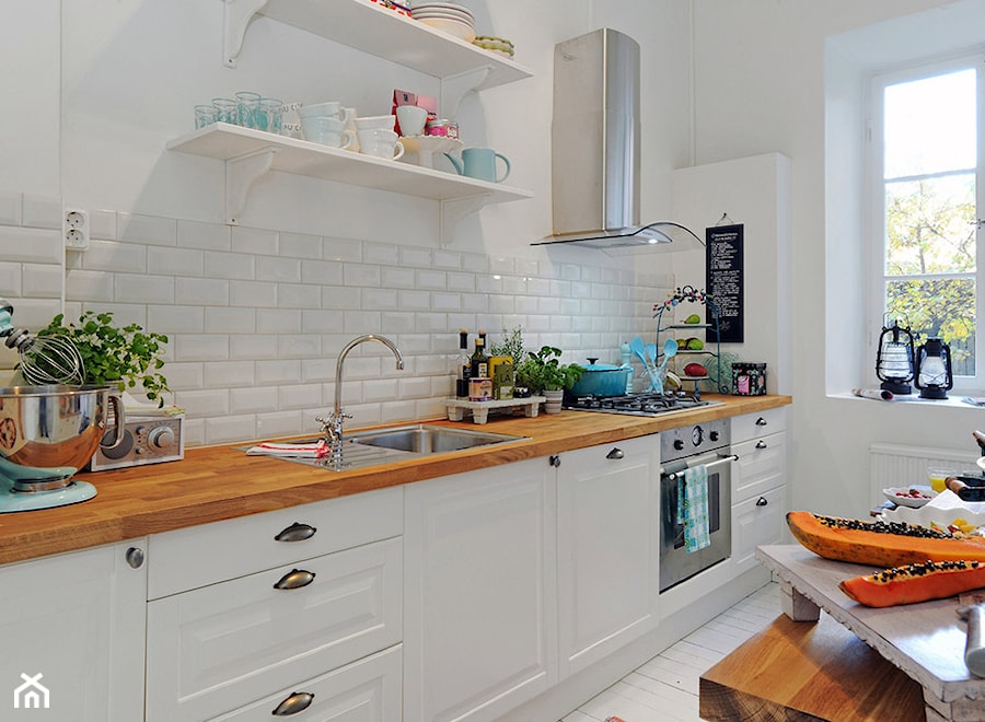 Średnia biała z zabudowaną lodówką kuchnia jednorzędowa, styl skandynawski - zdjęcie od Homebook.pl