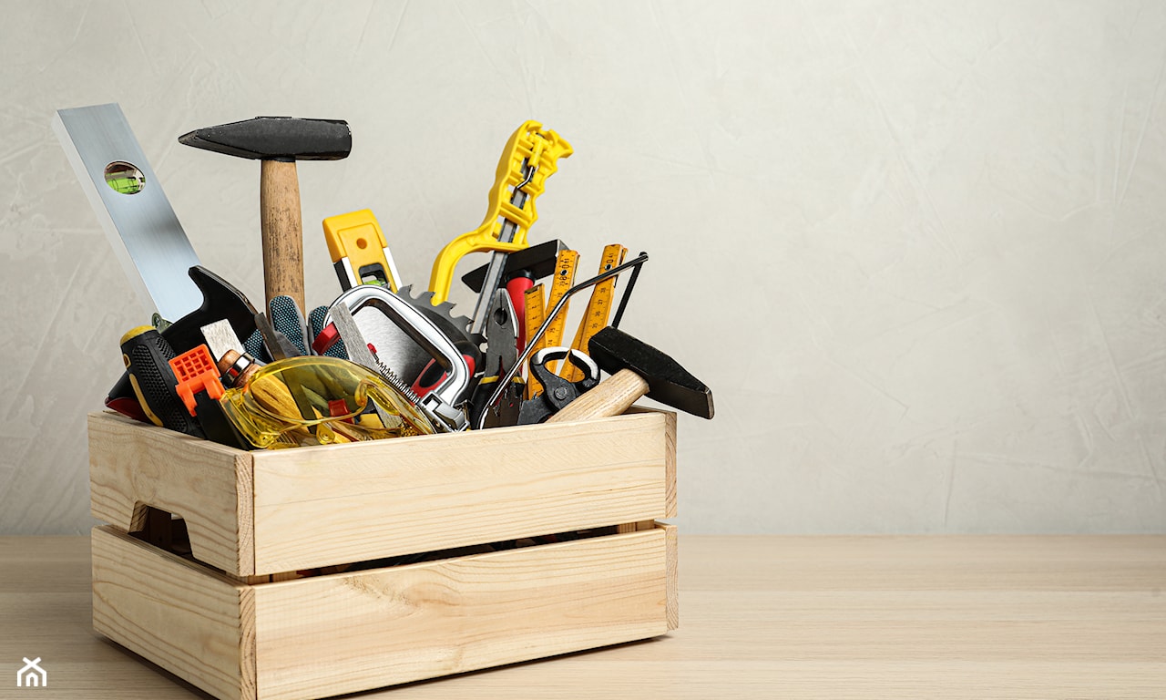 Podstawowe narzędzia DIY w drewnianej skrzyni