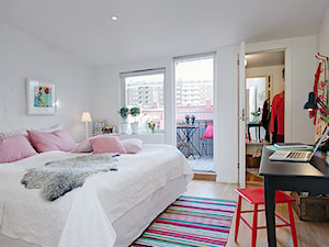 Duża biała z biurkiem sypialnia z garderobą z balkonem / tarasem, styl skandynawski - zdjęcie od Homebook.pl