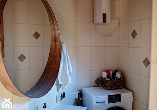 Sosnowy domek z kominkiem - Mała bez okna z pralką / suszarką z lustrem łazienka - zdjęcie od Homebook.pl