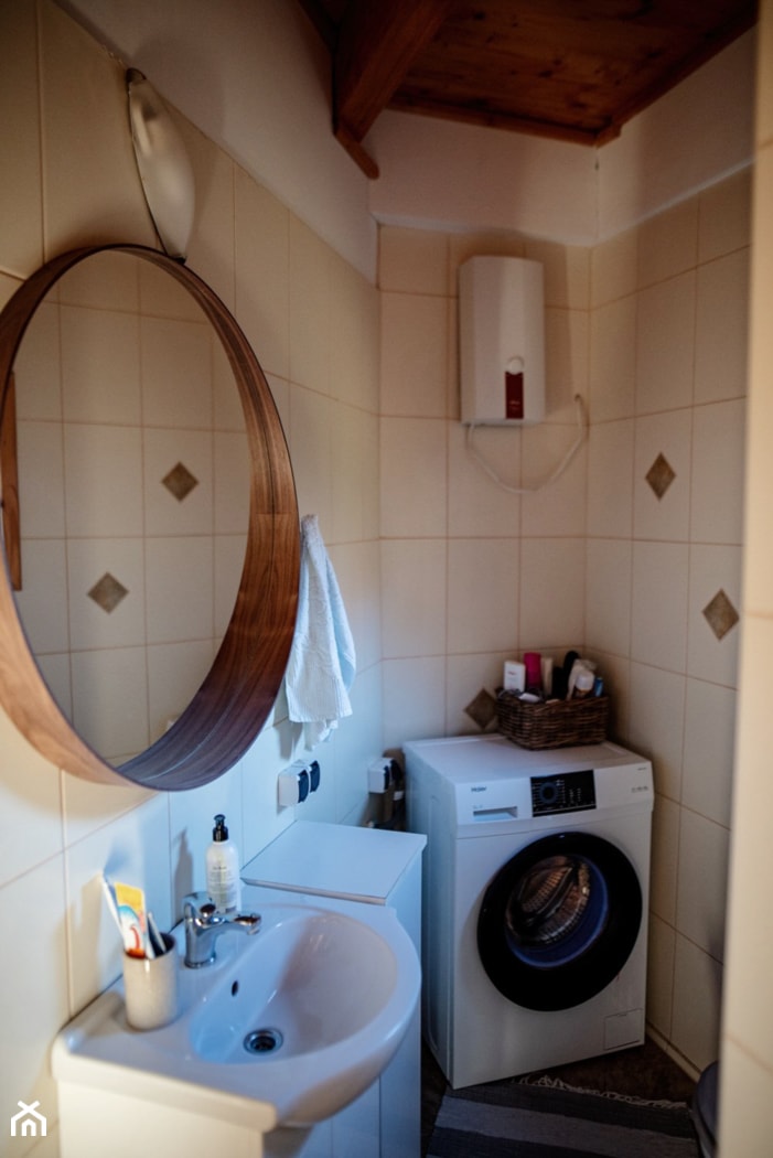 Sosnowy domek z kominkiem - Mała bez okna z pralką / suszarką z lustrem łazienka - zdjęcie od Homebook.pl - Homebook