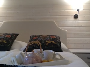 Jeleniówka – dom w Karkonoszach - Mała biała sypialnia, styl skandynawski - zdjęcie od Homebook.pl