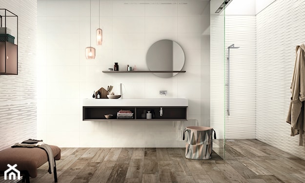 drewniana podłoga w łazience, okrągłe lustro łazienkowe