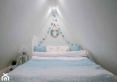 Apartament Sailor's - Mała biała sypialnia - zdjęcie od Homebook.pl