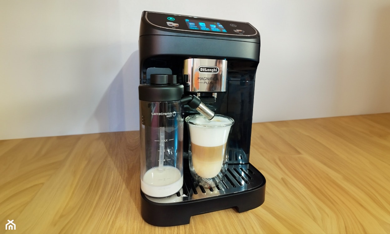 Model De’Longhi Magnifica Plus ECAM320.60.B  Wykonujący latte macchiato