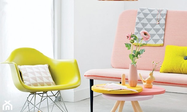 limonkowy fotel bujany, miedziana lampa wisząca, różowa sofa