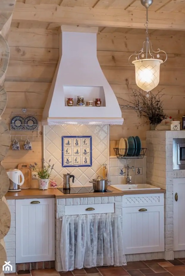 Osada Maruszyna – domek prowansalski - Mała zamknięta biała z zabudowaną lodówką z lodówką wolnostojącą z nablatowym zlewozmywakiem kuchnia jednorzędowa z marmurową podłogą, styl prowansalski - zdjęcie od Homebook.pl