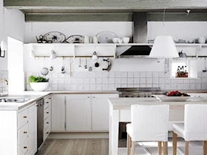 Duża otwarta biała z zabudowaną lodówką z nablatowym zlewozmywakiem kuchnia w kształcie litery l z wyspą lub półwyspem z oknem, styl rustykalny - zdjęcie od Homebook.pl