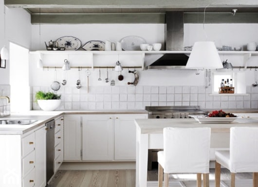drewno o siwym odcieniu, białe szafki kuchenne, drewniane beli stropowe, rustykalna kuchnia