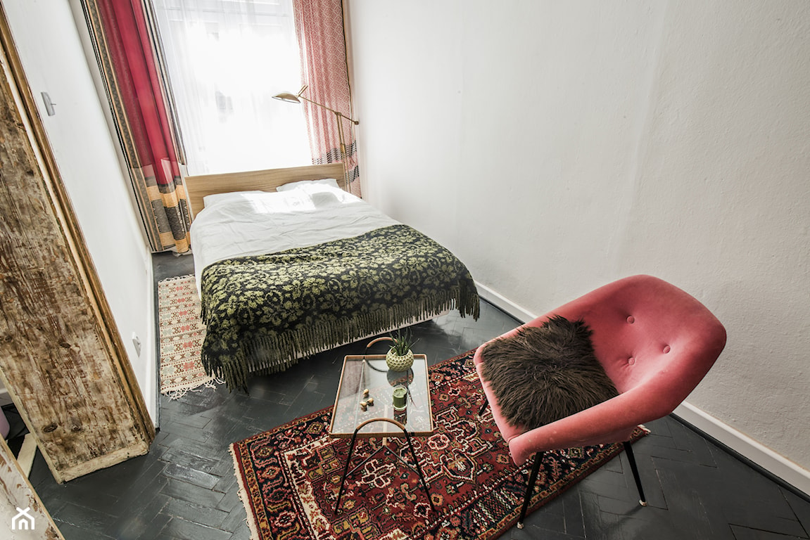 eklektyczna sypialnia z tkaninami we wzory