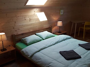 Skandynawski domek Jezioro i Las - Średnia z biurkiem sypialnia na poddaszu, styl skandynawski - zdjęcie od Homebook.pl