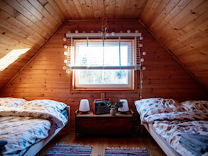 Sosnowy domek z kominkiem - Mała sypialnia na poddaszu - zdjęcie od Homebook.pl