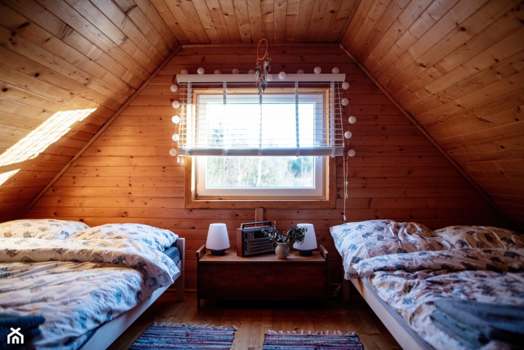 Sosnowy domek z kominkiem - Mała sypialnia na poddaszu - zdjęcie od Homebook.pl - Homebook