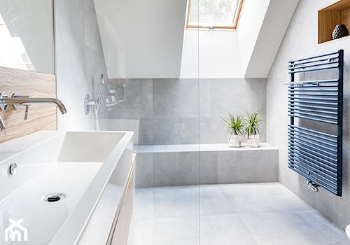 Kasia Orwat Design - Duża na poddaszu z dwoma umywalkami łazienka z oknem, styl nowoczesny - zdjęcie od Homebook.pl