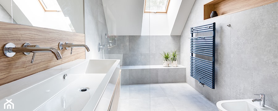 Kasia Orwat Design - Duża na poddaszu z dwoma umywalkami łazienka z oknem, styl nowoczesny - zdjęcie od Homebook.pl