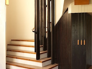 Schody jednobiegowe kręcone drewniane betonowe - zdjęcie od Homebook.pl
