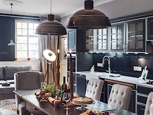 Sekcja video – Jan Sikora - Średni biały czarny salon z kuchnią z jadalnią, styl nowoczesny - zdjęcie od Homebook.pl