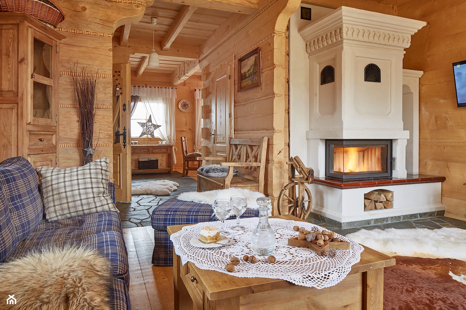 Osada Maruszyna – domek góralski - Średni biały salon, styl tradycyjny - zdjęcie od Homebook.pl - Homebook