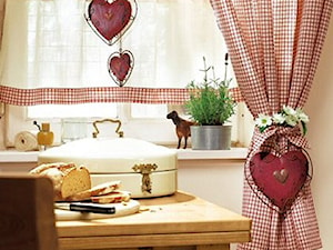 Mała zamknięta biała kuchnia jednorzędowa z oknem, styl rustykalny - zdjęcie od Homebook.pl