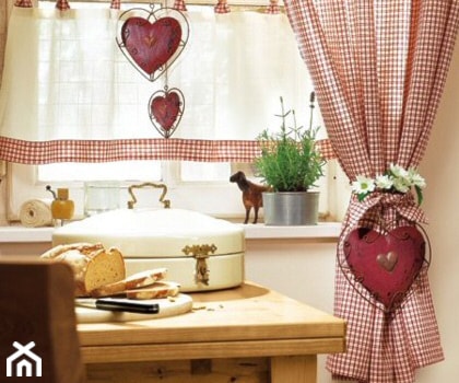 Mała zamknięta biała kuchnia jednorzędowa z oknem, styl rustykalny - zdjęcie od Homebook.pl