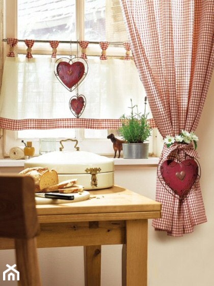 Mała zamknięta biała kuchnia jednorzędowa z oknem, styl rustykalny - zdjęcie od Homebook.pl - Homebook