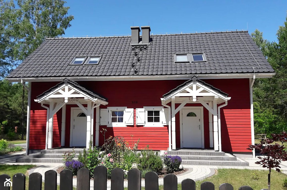 skandynawski czerwony dom z białymi oknami