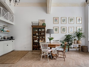 Botanical Studio Space - Średnia biała jadalnia w kuchni, styl rustykalny - zdjęcie od Homebook.pl