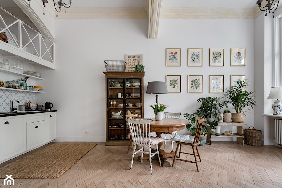 Botanical Studio Space - Średnia biała jadalnia w kuchni, styl rustykalny - zdjęcie od Homebook.pl