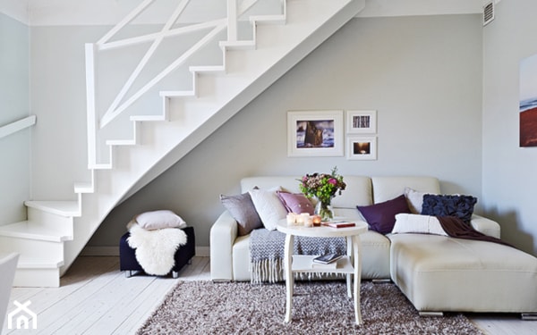białe schody, biała podłoga, kremowy narożnik, beżowy dywan, biały stolik