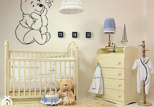 Mały beżowy pokój dziecka dla niemowlaka dla chłopca, styl tradycyjny - zdjęcie od Homebook.pl