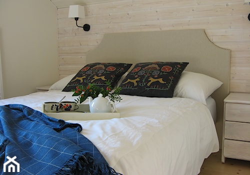 Jeleniówka – dom w Karkonoszach - Mała biała sypialnia, styl skandynawski - zdjęcie od Homebook.pl