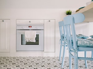Apartament Sailor's - Mała zamknięta biała z zabudowaną lodówką kuchnia w kształcie litery l - zdjęcie od Homebook.pl